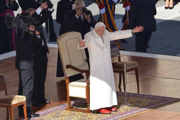 O Papa Bento XVI saúda os fiéis na audiência pública desta quarta-feira (27) no Vaticano (Foto: AFP)