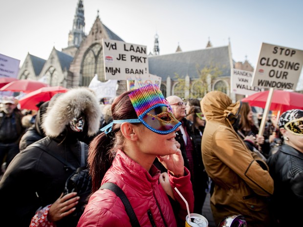Prostitutas fazem protesto contra fechamento de vitrines em Amsterdã. na Holanda (Foto: Robin Van Lonkhuijsen/ANP/AFP)