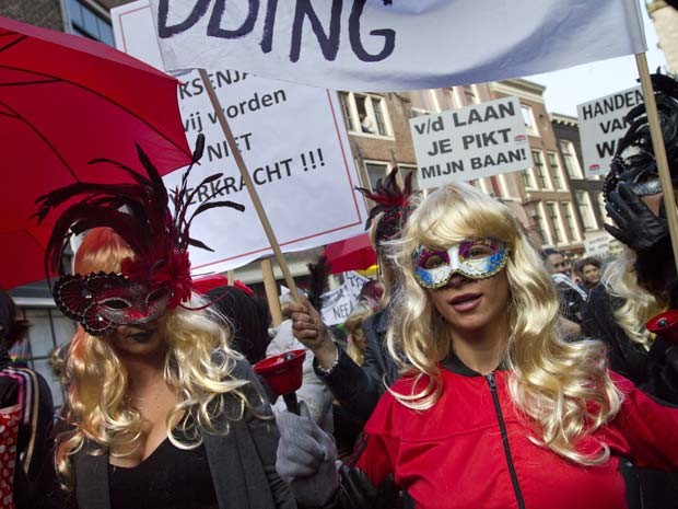 Mascaradas, prostitutas de Amsterdã protestam contra fechamento de vitrines de bordéis (Foto: AP Photo/Peter Dejong)