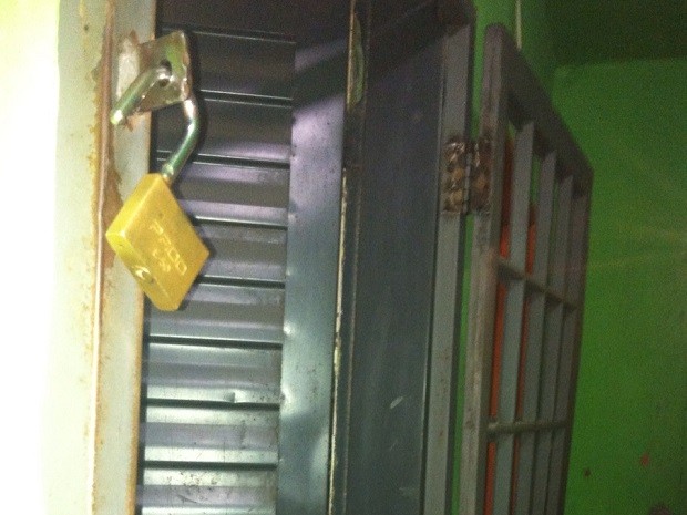 Cadeado e grade de quarto em casa de prostituição no DF (Foto: Mara Puljiz/TV Globo)