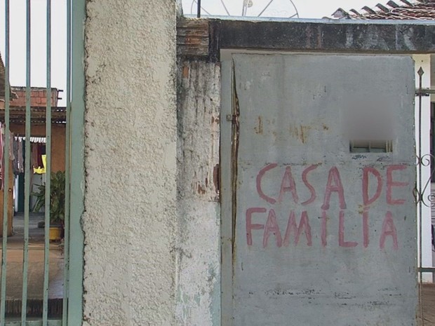 Moradores escrevem &#39;casa de família&#39; nos muros para evitar problemas (Foto: Reprodução / TV TEM)